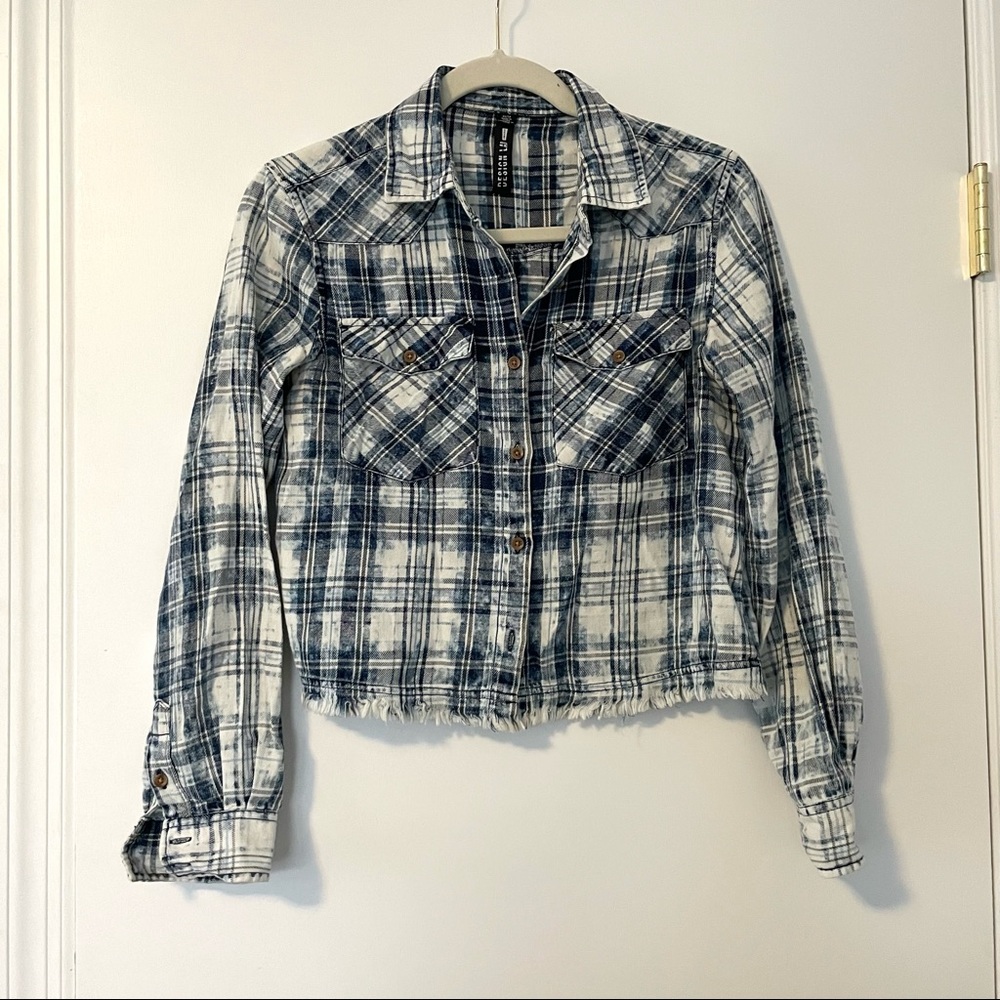 Design Lab Cropped Button Down Top - Picture 2 of 5